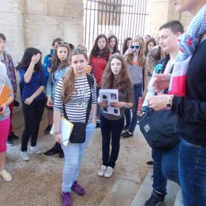 Les élèves de3eme jouent à Arles les guides pour leurs camarades
