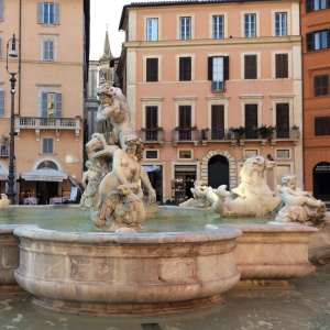 Fontaine Place Navone 