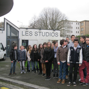 les élèves devant les Studios