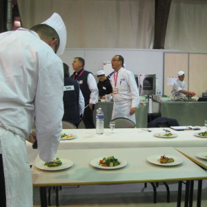 Les professionnels de la cuisine notant les plats des élèves apprentis