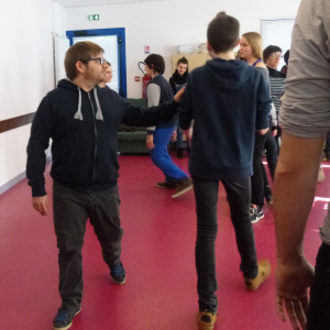 Sylvain Levey participe avec les élèves aux exercices d échauffement