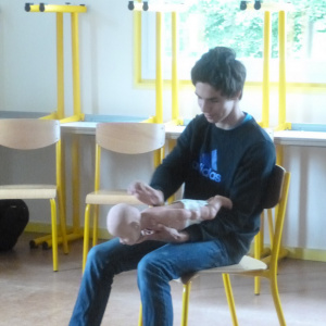 Julien sauvant un nourisson de 8 mois