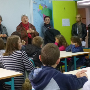 Mmes Marie Helène LE BRIGAND présidente du comité UNICEF Morbihan félicite les élèves jpg